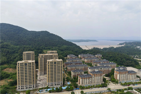 山工苑一楼140平三室精装带车库86万